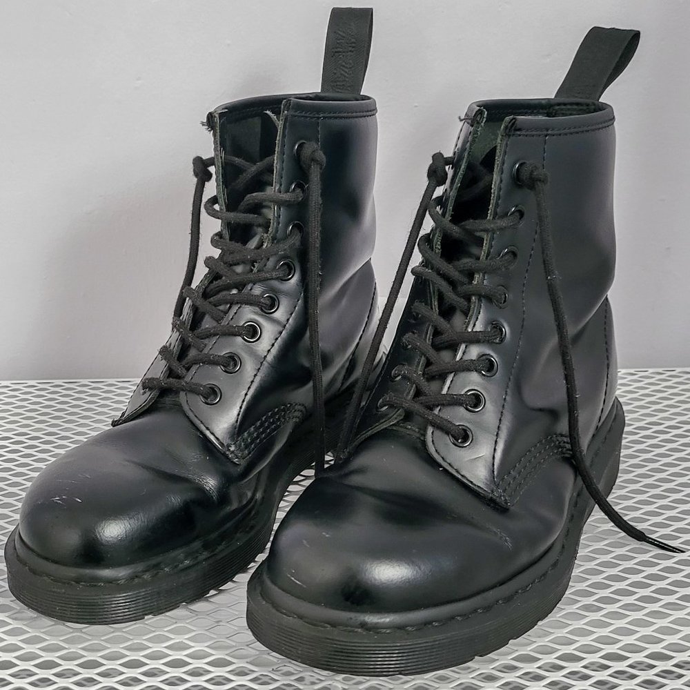 Dr. Martens 1460 in Black Smooth - US 8 / EU 39